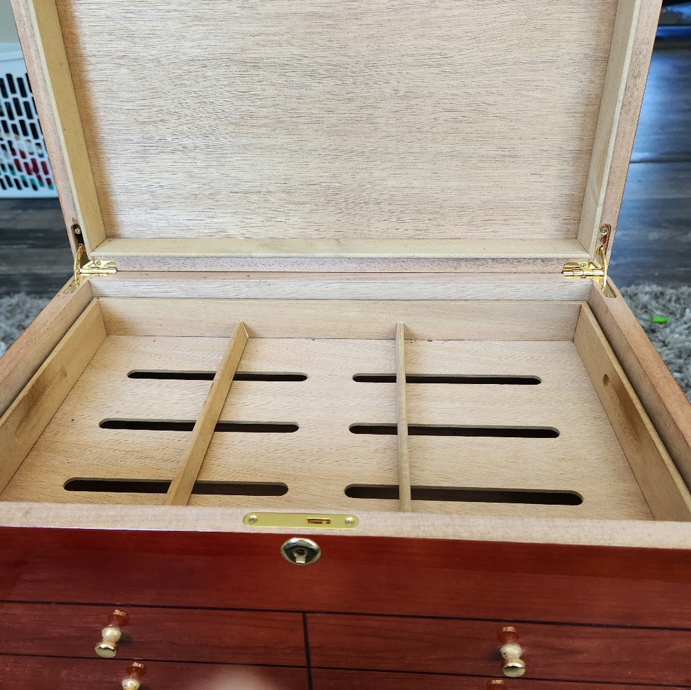 Antique-Style Humidor - Picture 5 of 5